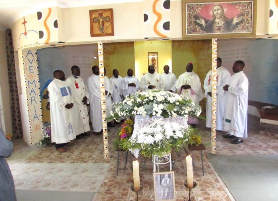 La dépouille du Père James Bernet SMB a été inhumée au monastère Maria Chiedza, au Zimbabwe